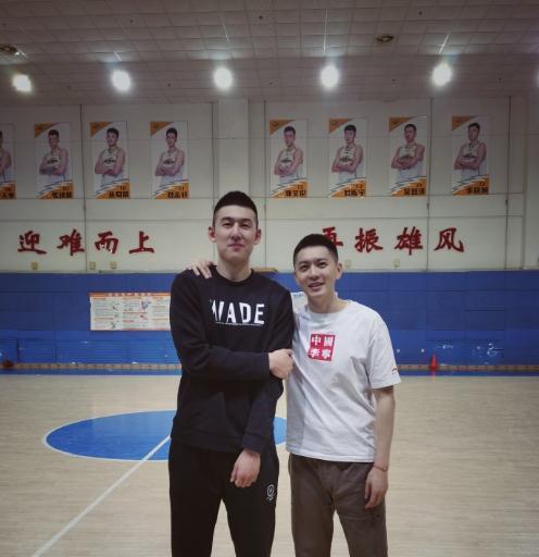 则是杨鸣与刚刚加盟辽宁男篮后付豪的合影,此时的付豪已经25岁,身高