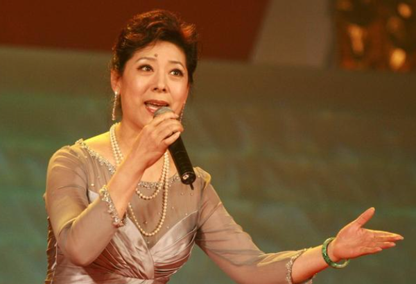 国家一级演员关牧村45岁二婚嫁高官被宠多年68岁气质十足