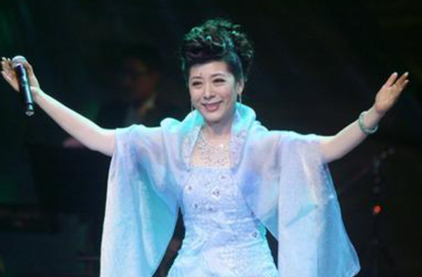 国家一级演员关牧村45岁二婚嫁高官被宠多年68岁气质十足