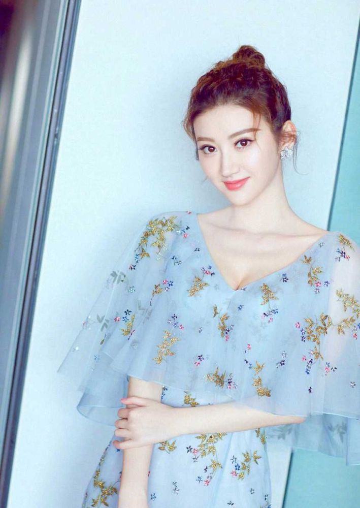 景甜真敢穿,身穿礼服美出新高度,腰间若隐若现真诱人
