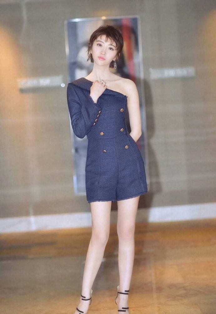 景甜真敢穿,身穿礼服美出新高度,腰间若隐若现真诱人