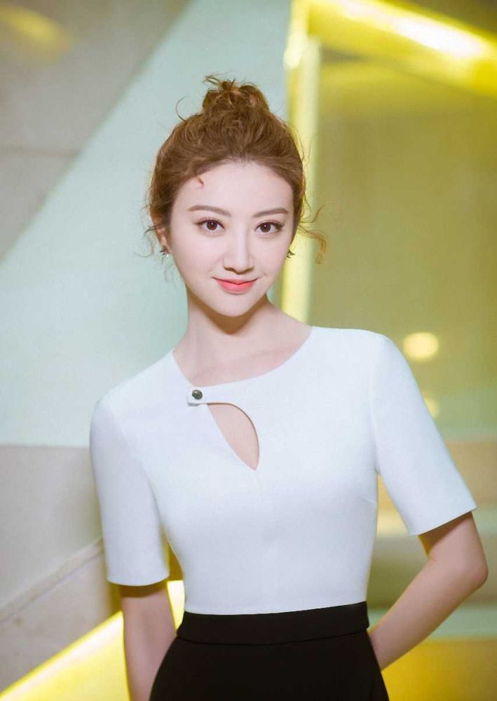 景甜吸睛写真照,少女感十足又不失时尚