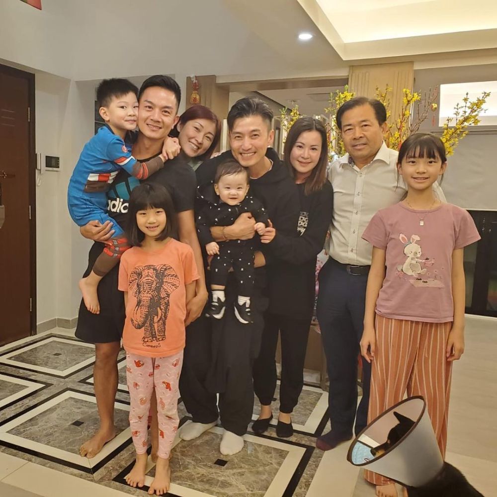 陈山聪一家到tvb小生胡诺言家里做客人妻陈琪做一桌子好菜招待
