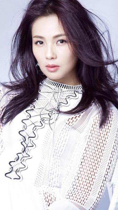 42岁女明星身材紧致,把小自己两岁的老公熬成"爹,真相在这里
