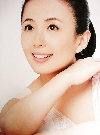 90后童年阴影杨童舒:沉寂17年后卷土重来,45岁被骂上热搜