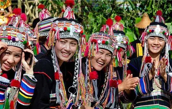 中国56个民族(十五),哈尼族 哈尼族:主要分布于中国云南元江和澜沧江