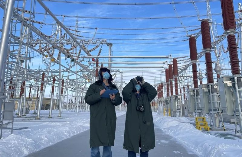 (张梦影)2月24日,山西长治壶关供电公司员工张晓东,郭志勤在35千伏晋