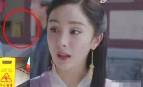 史上最"尬"的穿帮镜头,陈乔恩的这个吻,真的让人浮想联翩