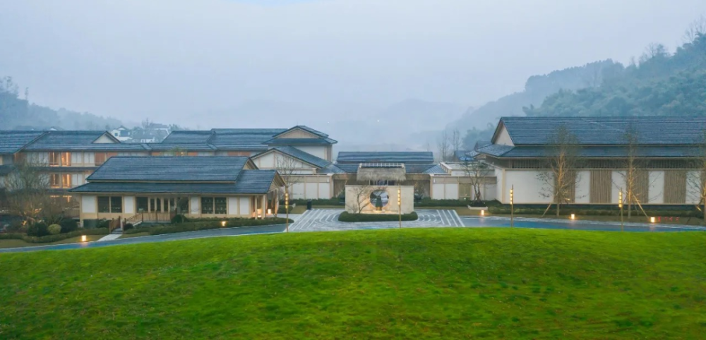 成都大邑云上木莲庄酒店 山海岛流,一座空灵的"精神园林" 场地坐落于