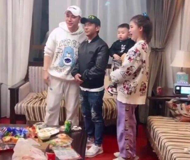 离婚传闻不攻自破宋小宝带霍晓红一同聚餐利哥叫了一声嫂子好