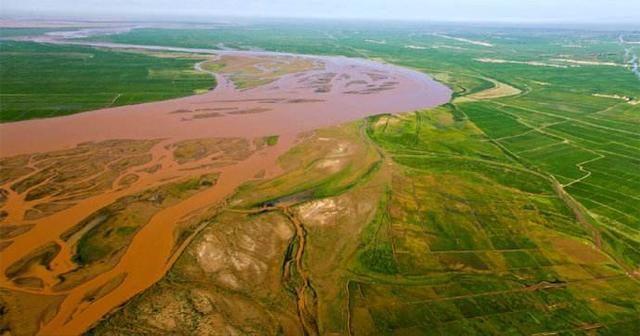 河套平原位于现在的宁夏和内蒙古境内,由贺兰山以东的银川平原,内蒙古