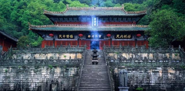 武当山长明灯600年不灭,原因专家没法解释,被游客无意中揭开