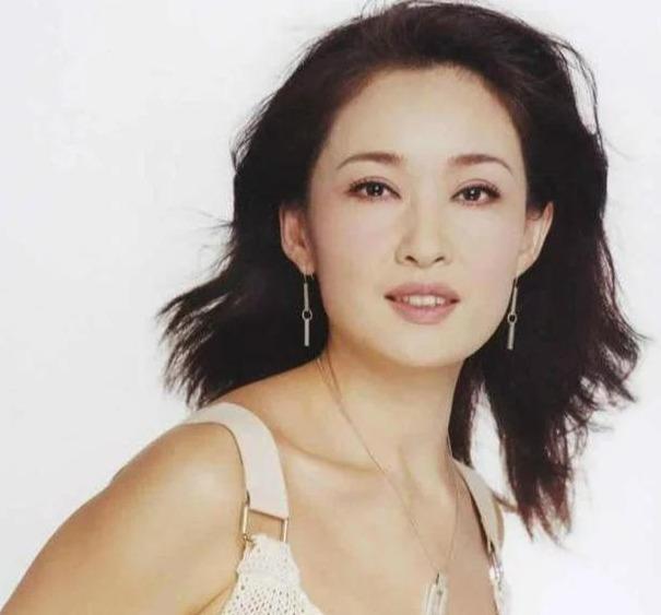 成就的"女神"盖丽丽:非议之后回归生活,53岁气质胜过许晴_腾讯新闻