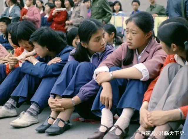 中学女生图为80年代正在集体干活的中学生图为一名女生正在教室里清