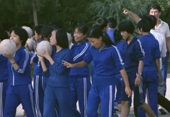 80年代上体育课的中学生,统一的蓝色校服,清澈纯真.