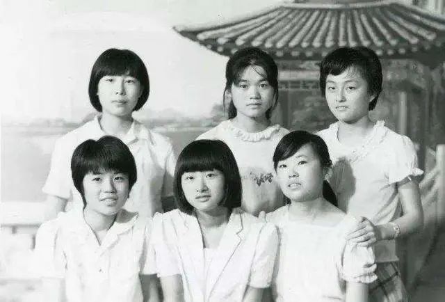 八十年代的女中学生的清纯动人,满满的青春气息