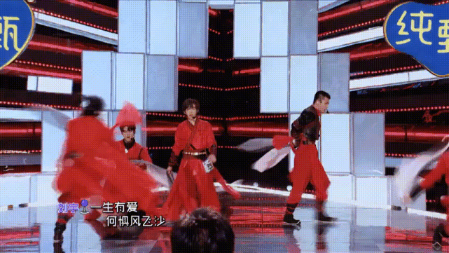 国风美少年刘宇初舞台一战成名,一袭红衣恣意中又有侠气,仪态绝美,每