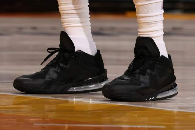 这个配色很掘金队 再回顾一下昨天的球鞋 湖人球星詹姆斯上脚: nike