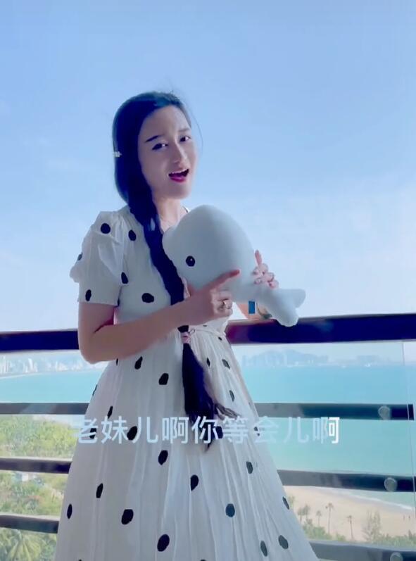 70岁张纪中获娇妻表白心上人,39岁杜星霖长发白裙美成