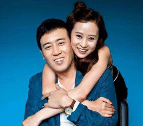 于和伟结婚28年零绯闻,当看到他老婆照片后,网友:是熟悉的她