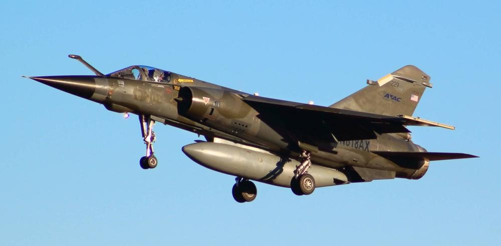 一架法国制造幻影f1战斗机在美军基地坠毁,两名飞行员生还