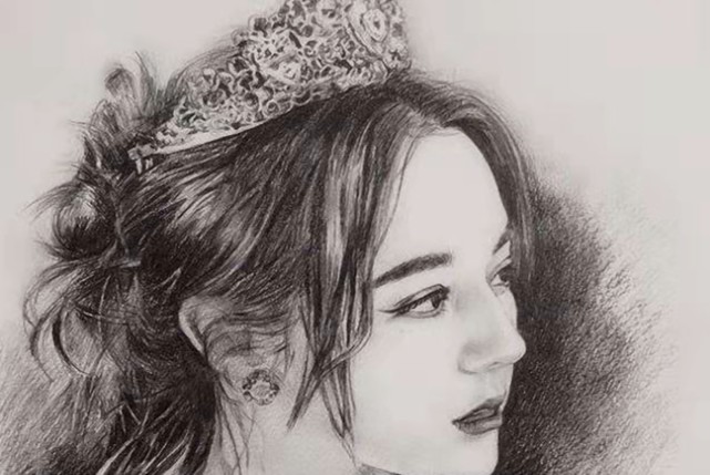 这幅素描把迪丽热巴画得真实又漂亮,尤其是画中皇冠的位置,也画得