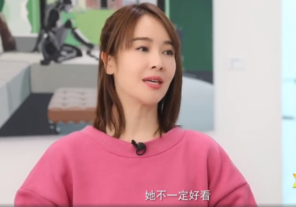 左小青强行扮嫩,绑麻花辫配粉卫衣却跑出"大妈味",全靠气质撑