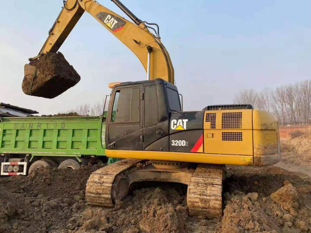 2,出售:2014年生产18年报关的卡特320d2挖掘机