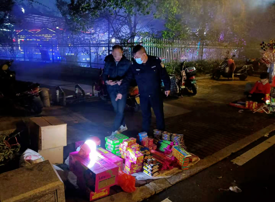 区域地点和品种规格,违法燃放烟花爆竹;也有部分市民心存侥幸,明知故"