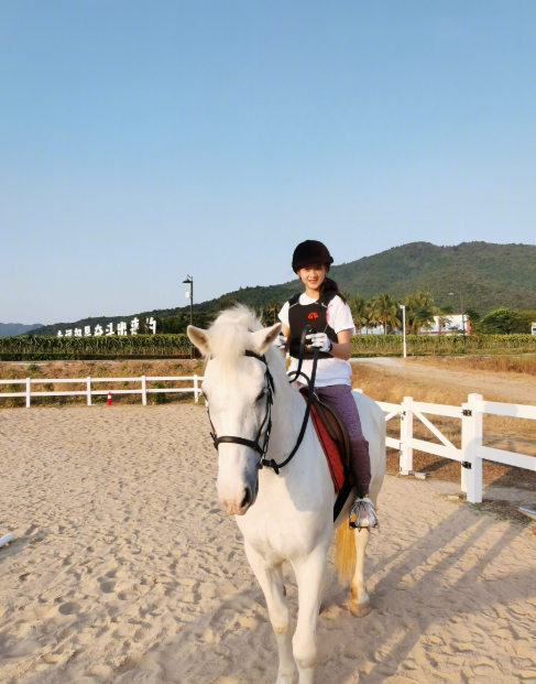 田亮女儿解锁新技能!学骑马有模有样,英姿飒爽惹人爱