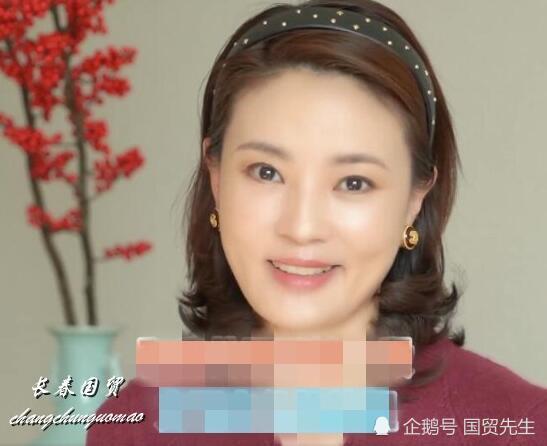 43岁央视主持人刘芳菲近照曝光,五官清秀皮肤细腻气质