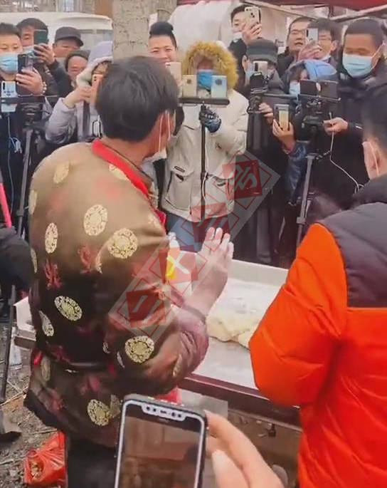 山东临沂的拉面哥火了之后,被众人围观拍照,网友:扰乱