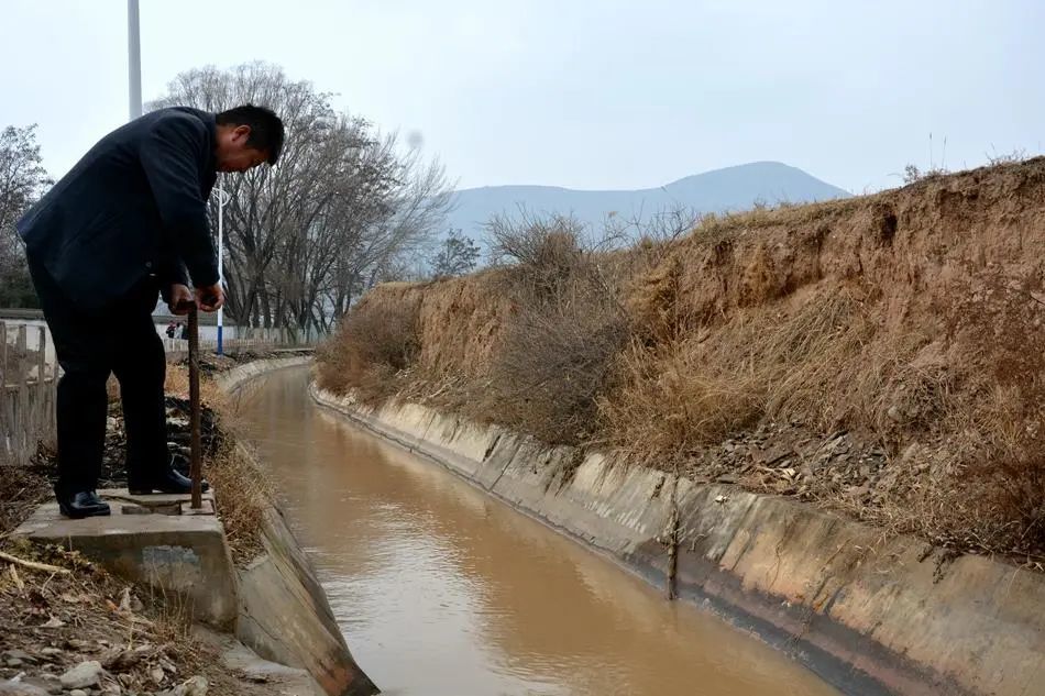 武山县灌渠开闸放水保春灌