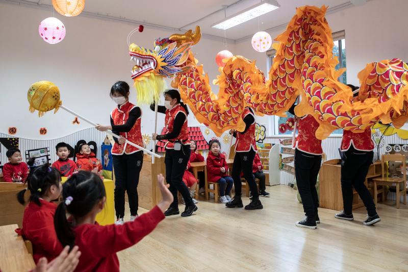 舞龙提花灯吟诗词杨浦区这所幼儿园的元宵节味儿很浓