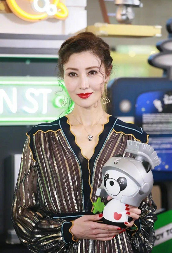 50岁李嘉欣衣品一直在线,穿竖条纹连衣裙优雅精致,气场太强大