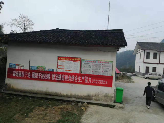 "春耕在即,新宁县道路两侧,村庄院落,田间地