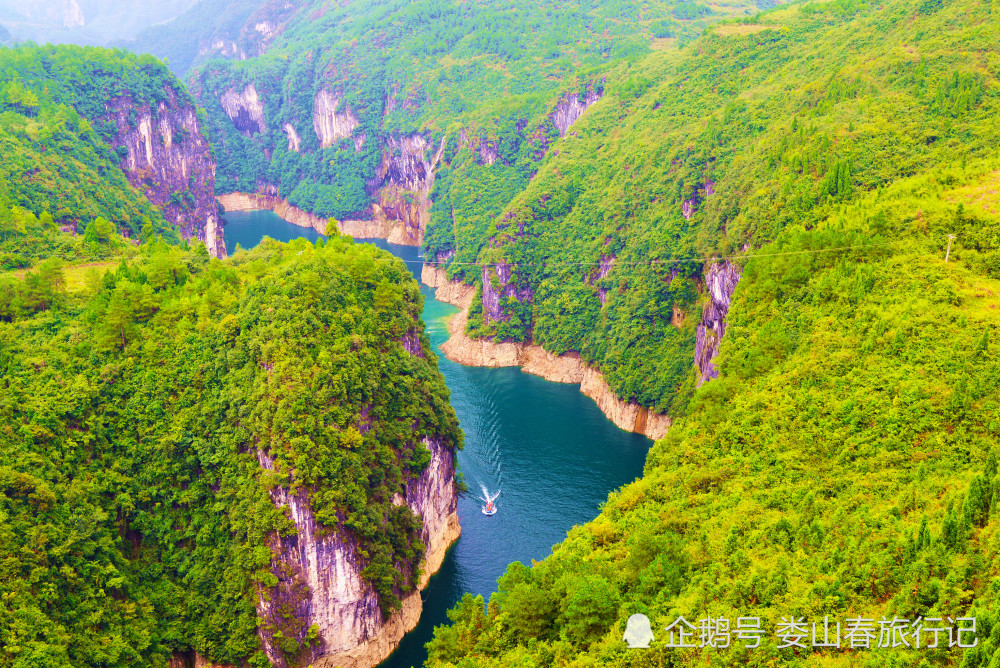 贵州铜仁天生桥大峡谷险峻壮观