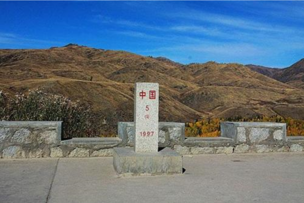 中国第5号界碑位于新疆喀纳斯湖地区.