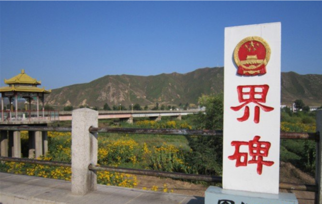 中朝37号界碑位于长白山上中国国界与朝鲜国界之间,这块石碑正好在