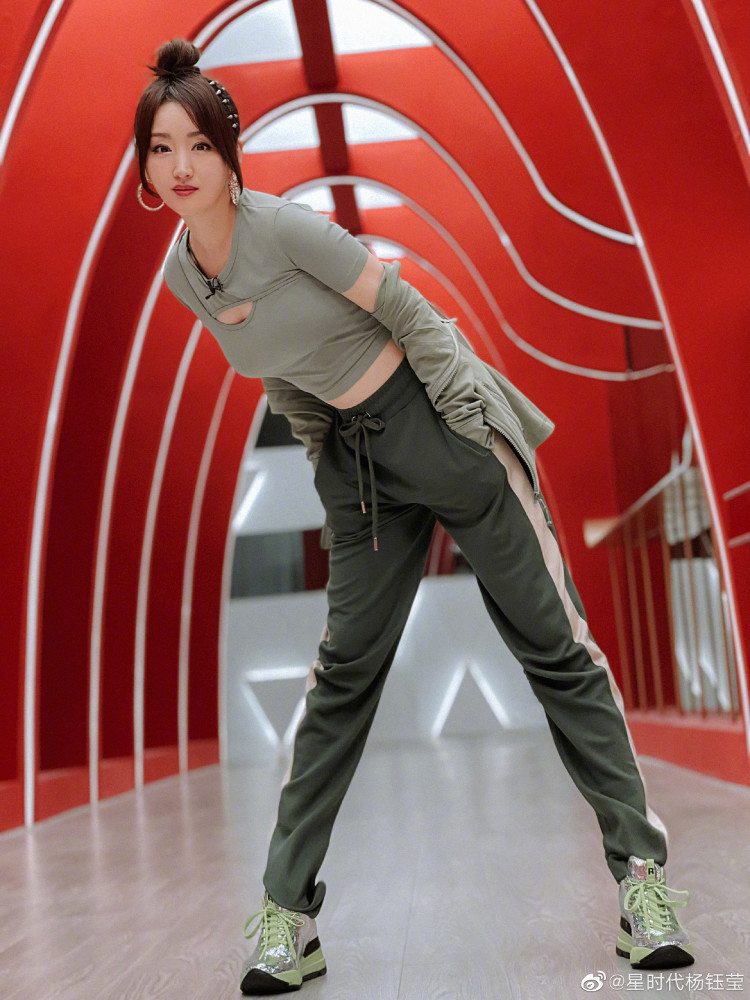 杨钰莹写真,一身运动装,身材匀称,时尚靓丽