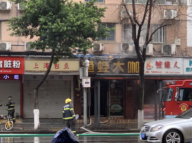 今天市区飞霞南路一店面起火