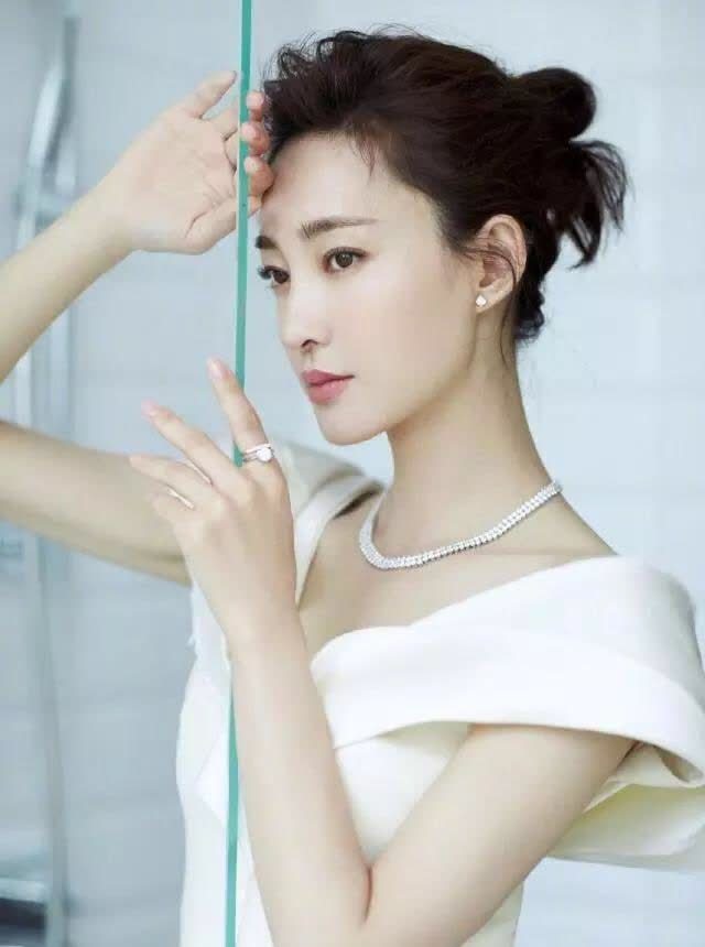 王丽坤不留长发真是美的不可方物白色长裙出场美似人间富贵花