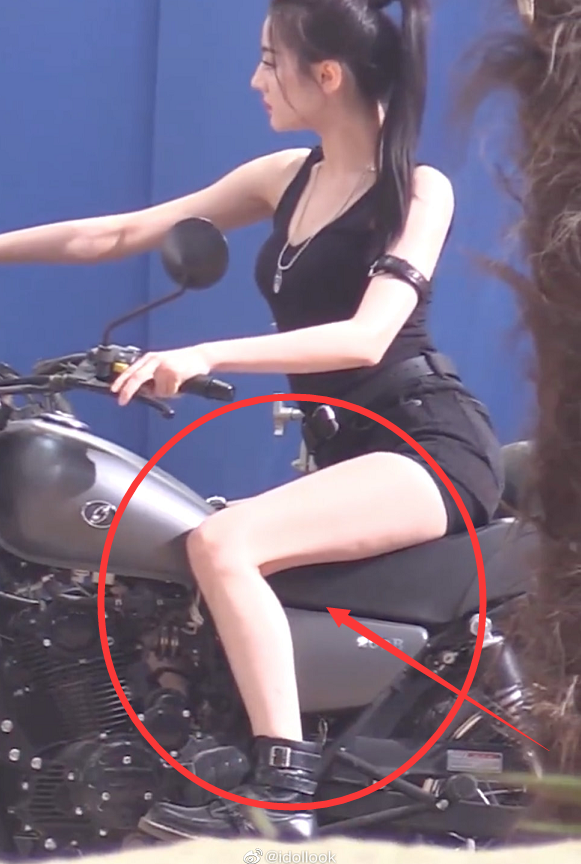 迪丽热巴骑摩托耍酷,看到她抓拍镜头下的"弓足腿",真实存在的吗?