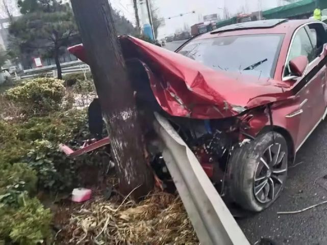 又一辆比亚迪汉遭遇严重碰撞事故车主表示我没事
