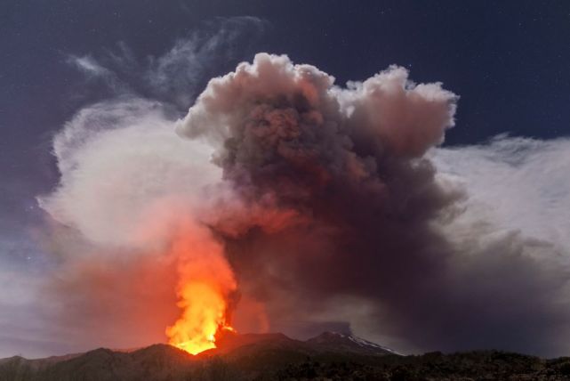 欧洲最大火山喷发时的壮观场景