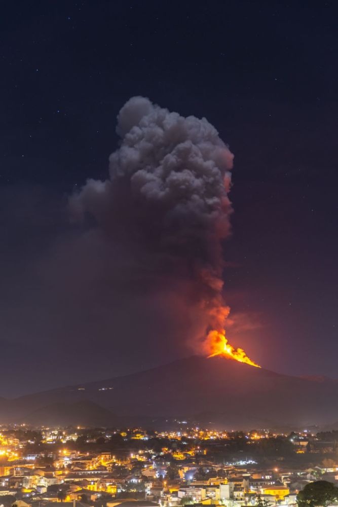 欧洲最大火山喷发时的壮观场景