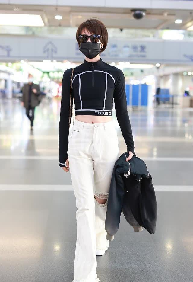 组图:蓝盈莹对镜比心巧露小蛮腰 一头短发配黑白穿搭又美又飒