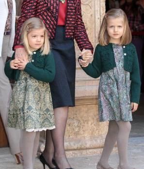 西班牙王室小公主太可爱了,小时候古灵精怪,非常擅长撅嘴卖萌!