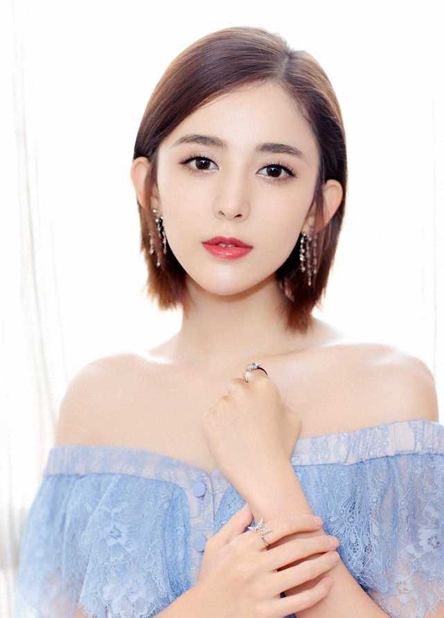 古力娜扎的知性优雅气质展现她美得不艳俗
