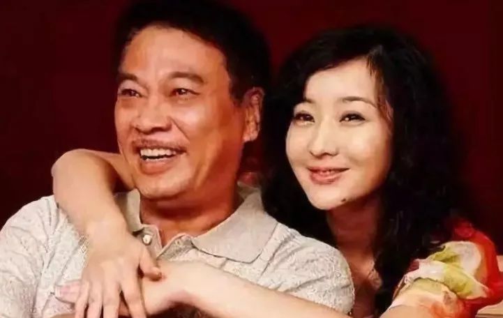 1993年,吴孟达前往新加坡拍摄《花田喜事》,认识了演员 侯珊燕.